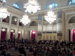 На сцене — симфонический оркестр Филармонии.