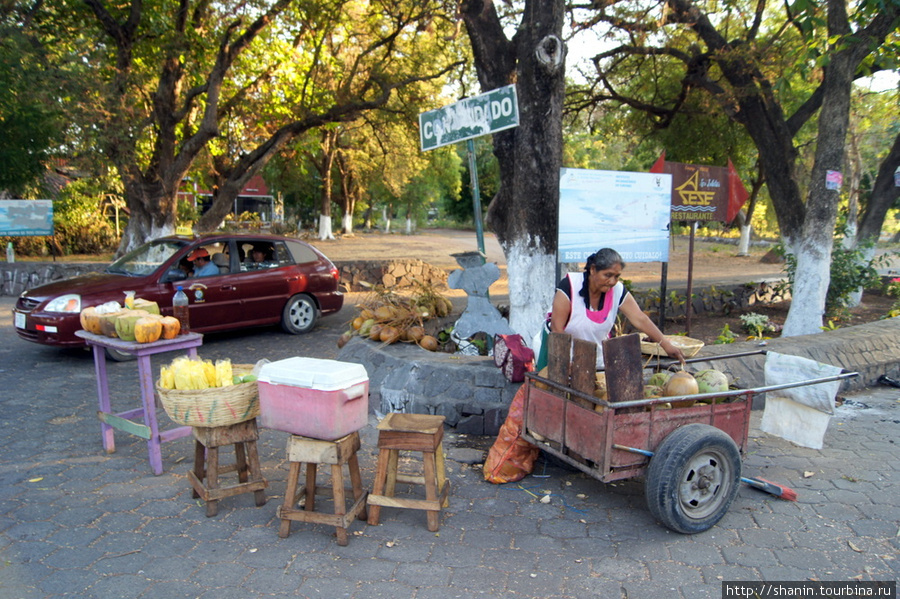Торговцы в парке Гранада, Никарагуа