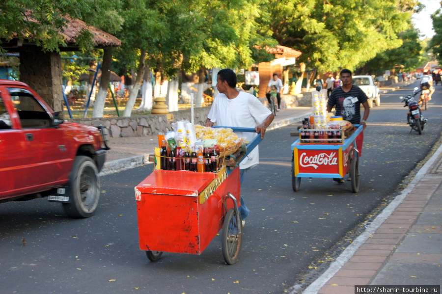 Торговцы в парке Гранада, Никарагуа