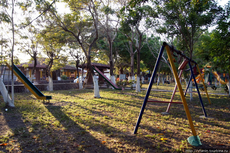 Детская площадка в парке у озера в Гранаде Гранада, Никарагуа
