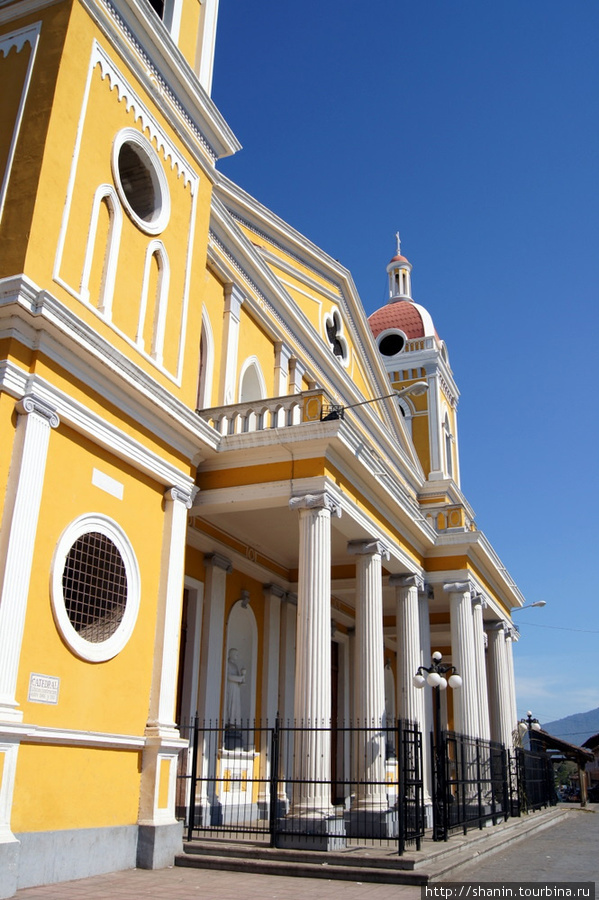 Фасад кафедрального собора выходит на центральную площадь Гранада, Никарагуа