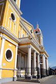 Фасад кафедрального собора выходит на центральную площадь