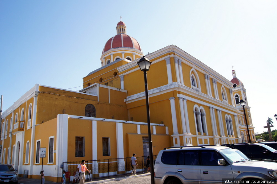 Кафедральный собор на центральной площади Гранады Гранада, Никарагуа
