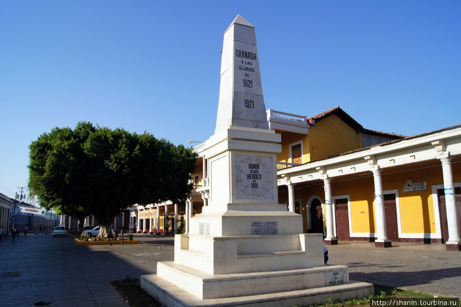 Монумент на центральной площади Гранады Гранада, Никарагуа