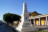Монумент на центральной площади Гранады