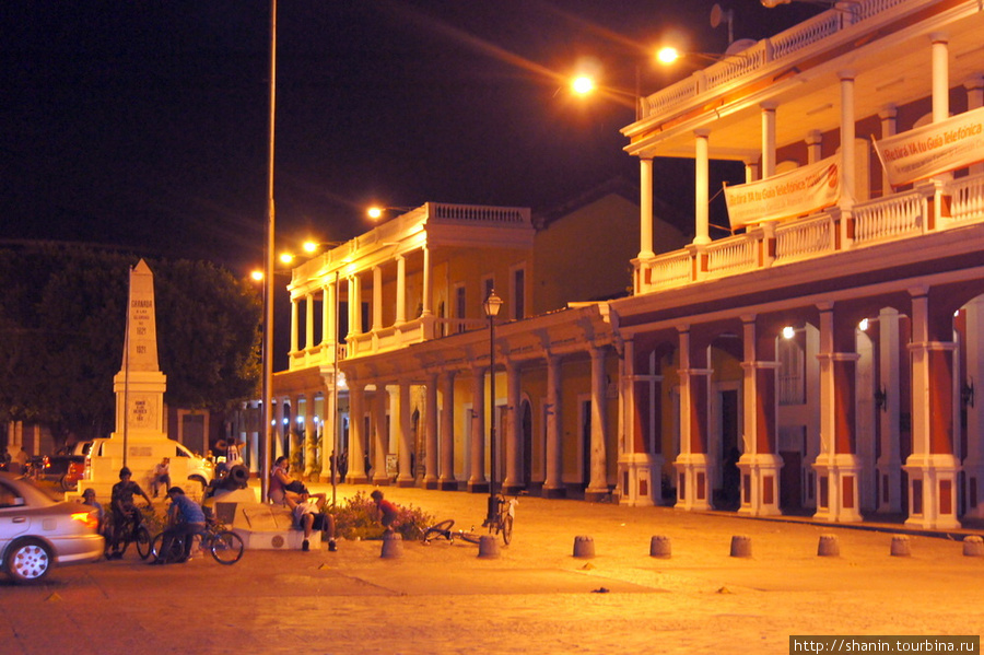 Вечером на центральной площади Гранады Гранада, Никарагуа