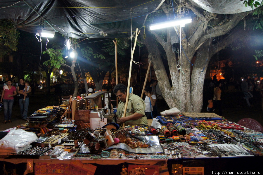 Прилавок с сувенирами не закрывают и ночью Леон, Никарагуа