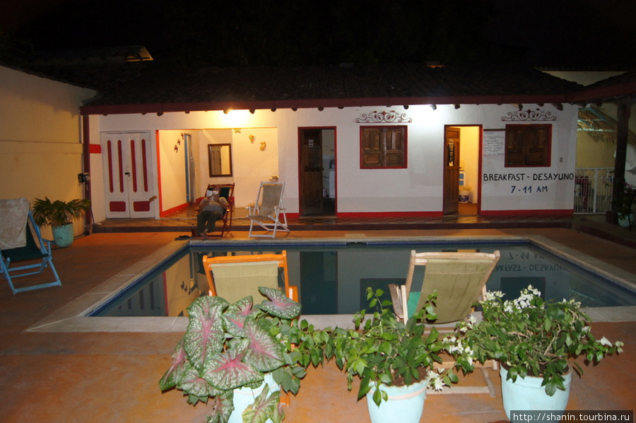 Вечер во внутреннем дворике хостела Леон, Никарагуа