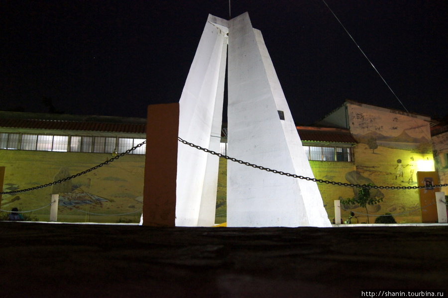 Памятник по ночам подсвечивают Леон, Никарагуа