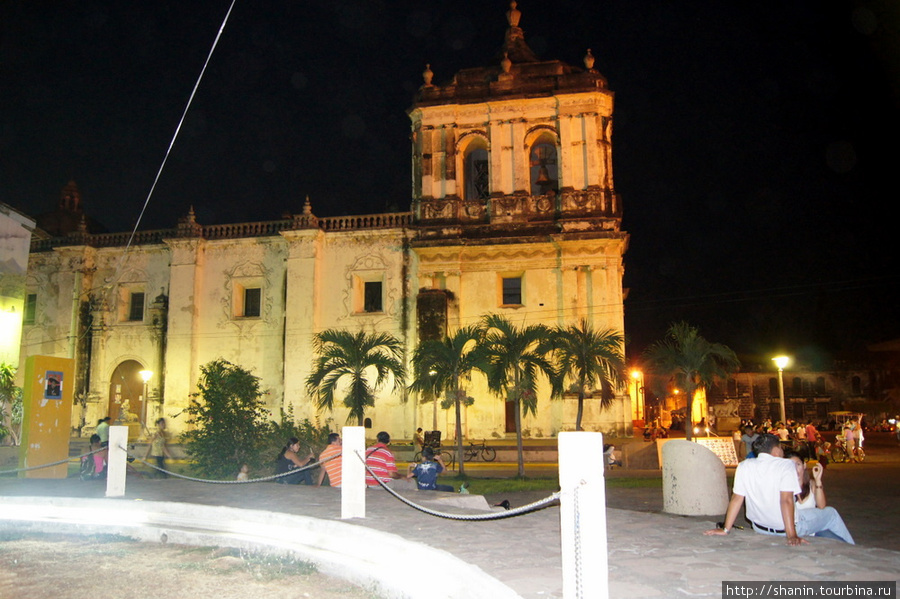 У кафедрального собора вечером Леон, Никарагуа