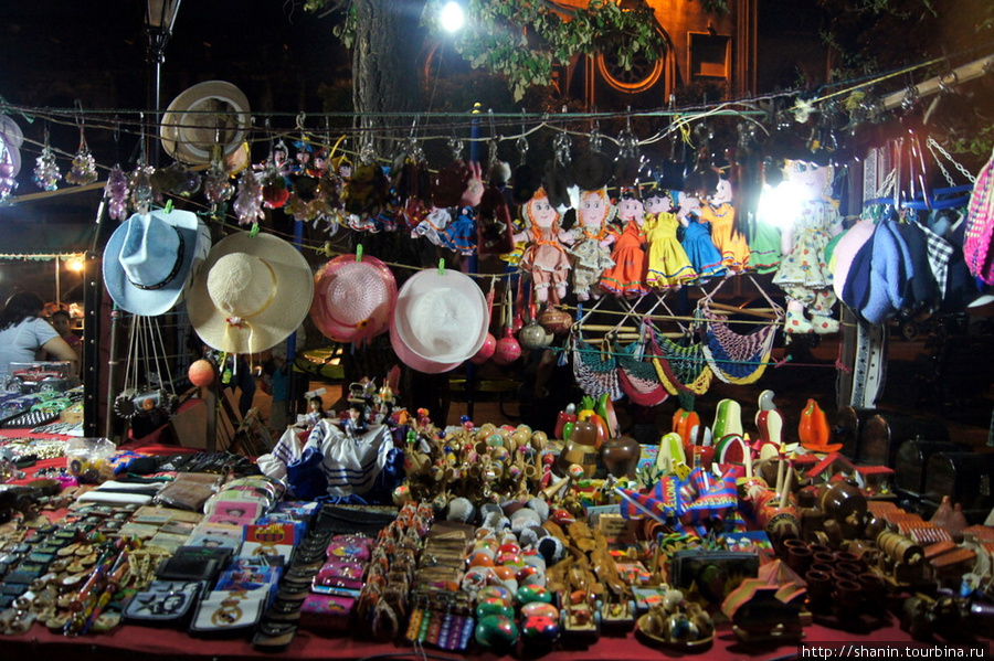 Сувениры под искусственным светом Леон, Никарагуа