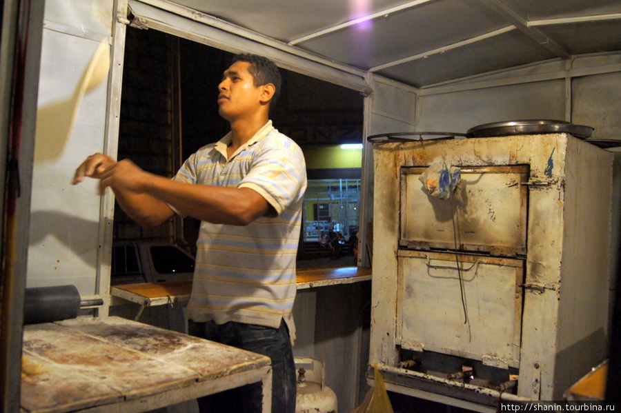 Умелец делает пиццу Леон, Никарагуа