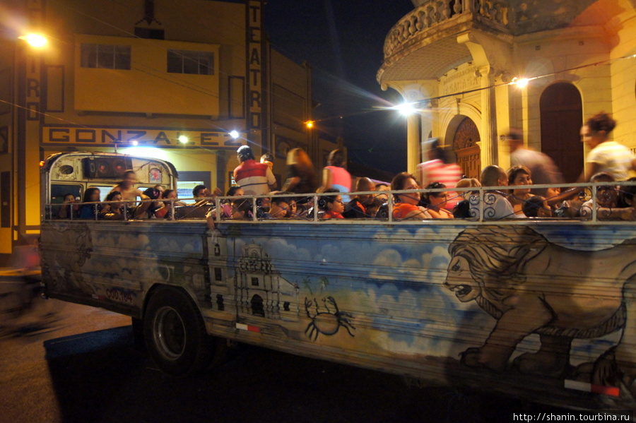 Туристический автобус ходит по городу и по ночам Леон, Никарагуа