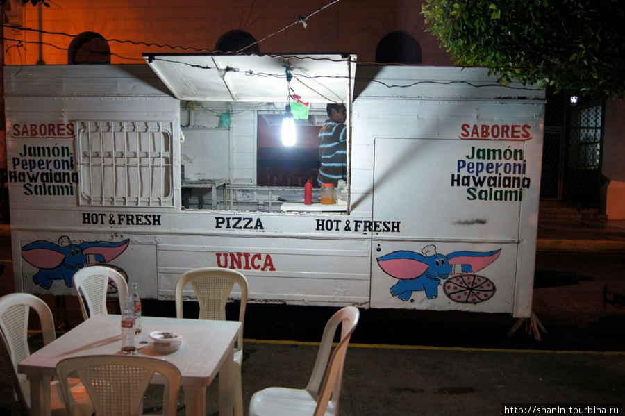 Столик и передвижная пиццерия Леон, Никарагуа
