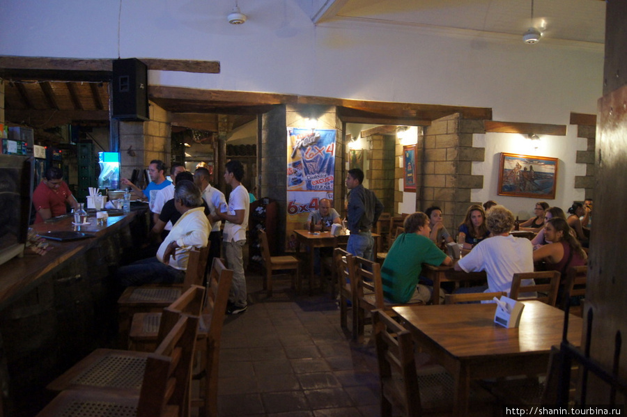 В вечернем кафе Леон, Никарагуа