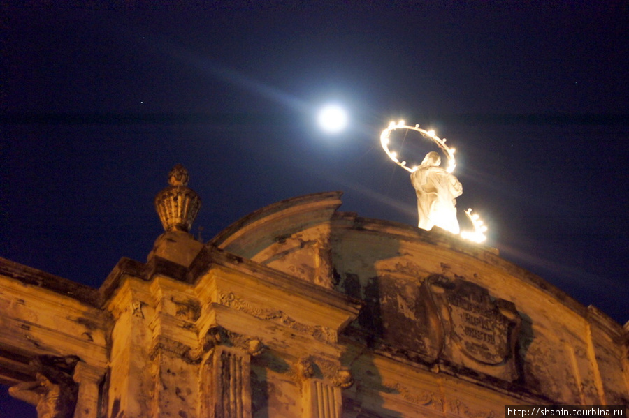 Луна над кафедральным собором Вознесения Девы Марии Леон, Никарагуа