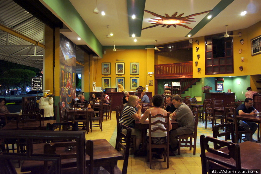 Воскресный вечер в кафе Леон, Никарагуа