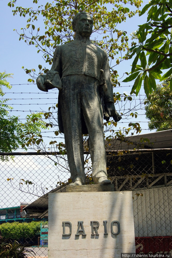 Памятник Рубену Дарио в Леоне напротив францисканской церкви Леон, Никарагуа