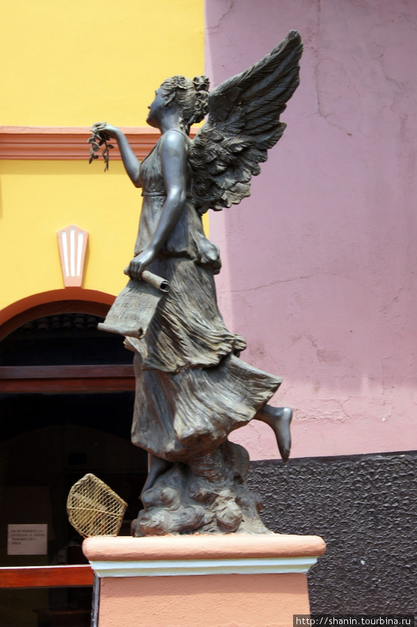 Статуя у театра в Леоне Леон, Никарагуа