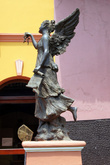 Статуя у театра в Леоне