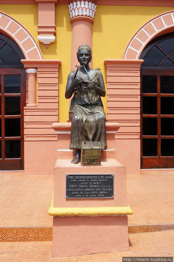 Статуя перед фасадом театра в Леоне Леон, Никарагуа