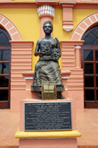 Статуя перед фасадом театра в Леоне
