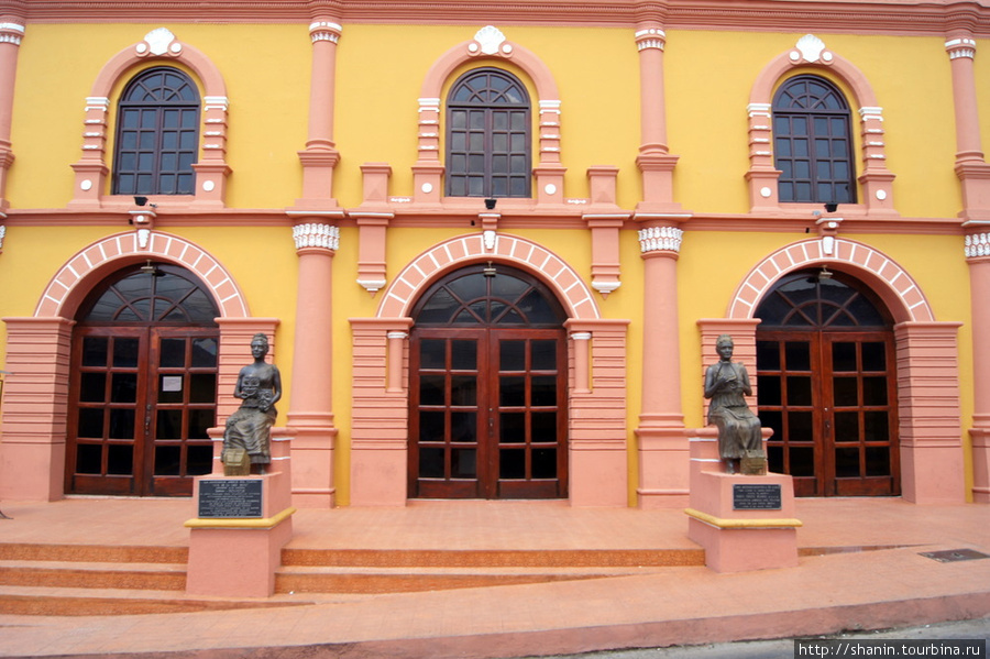 Статуи перед фасадом театра в Леоне Леон, Никарагуа