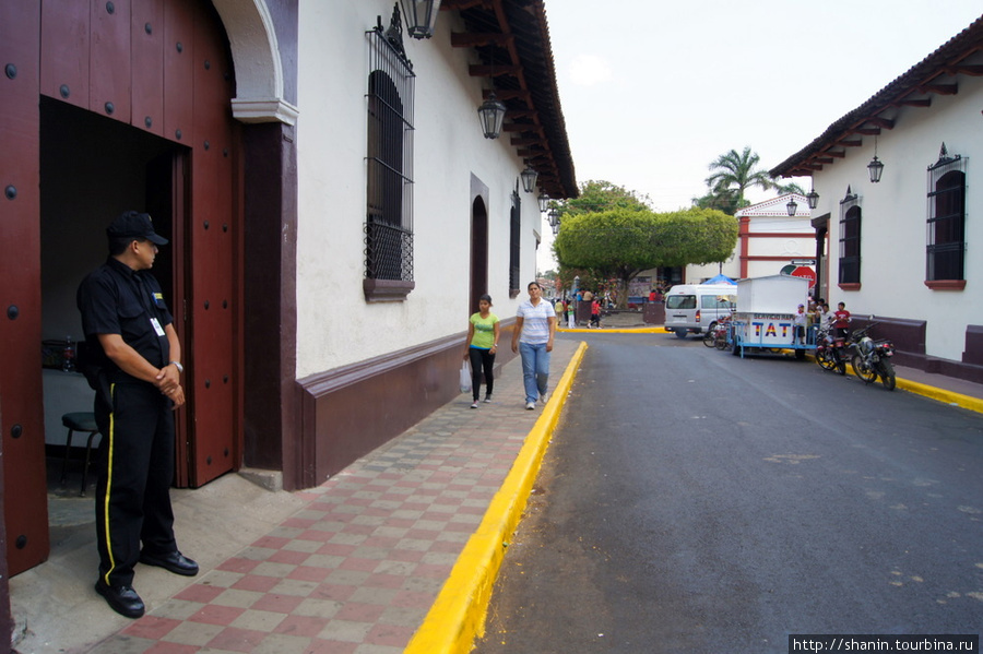 Перед входом в художественную галерею Леона Леон, Никарагуа