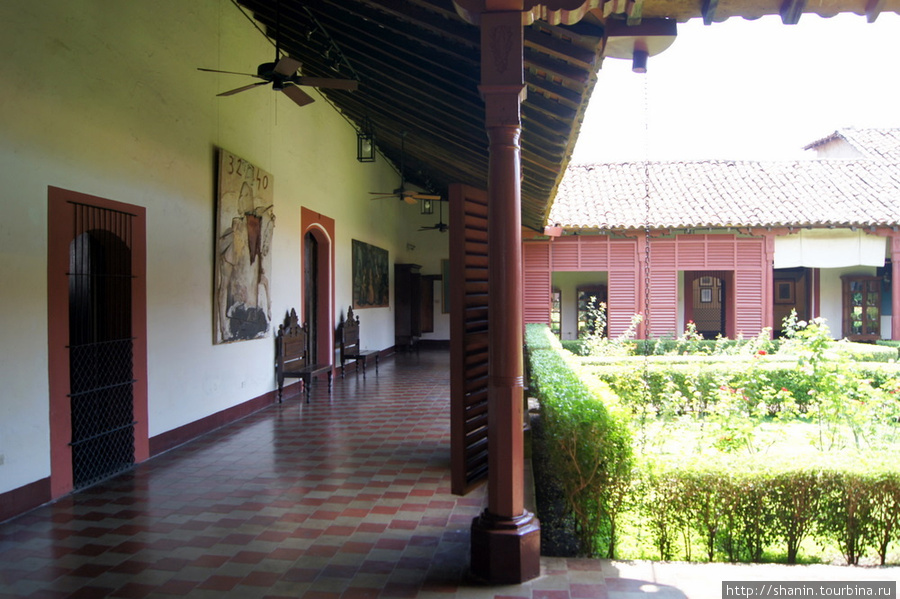 Внутренний двор художественной галереи Леона Леон, Никарагуа