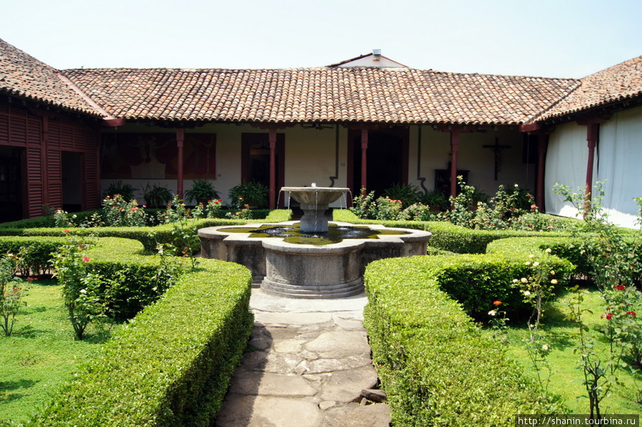 Внутренний двор художественной галереи Леона Леон, Никарагуа