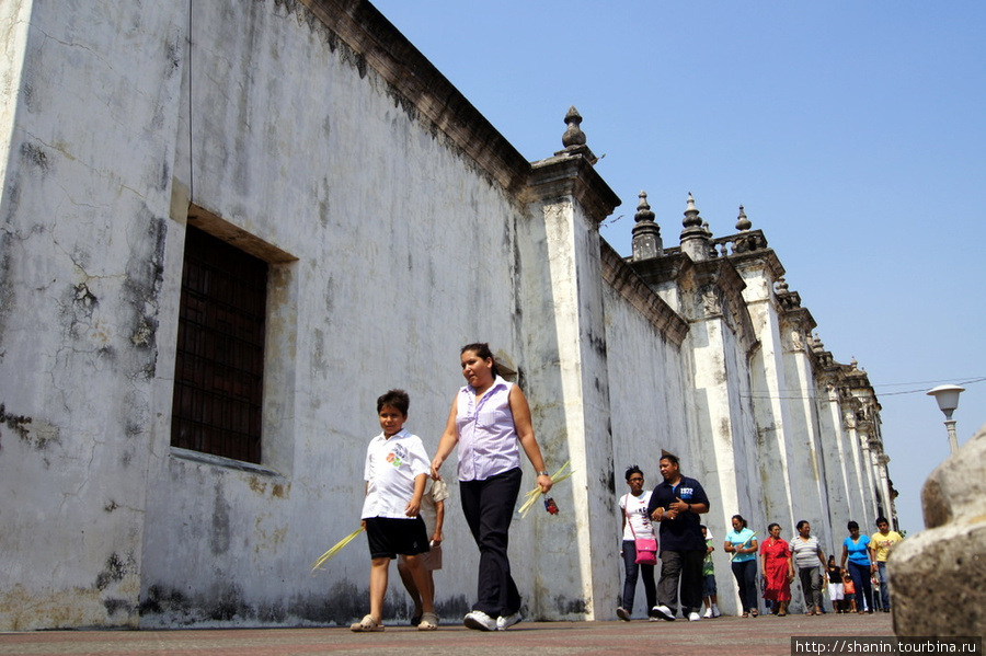 Прихожане у стены собора Леон, Никарагуа