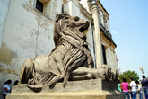 Лев у бокового входа в собор Успения Девы Марии в Леоне