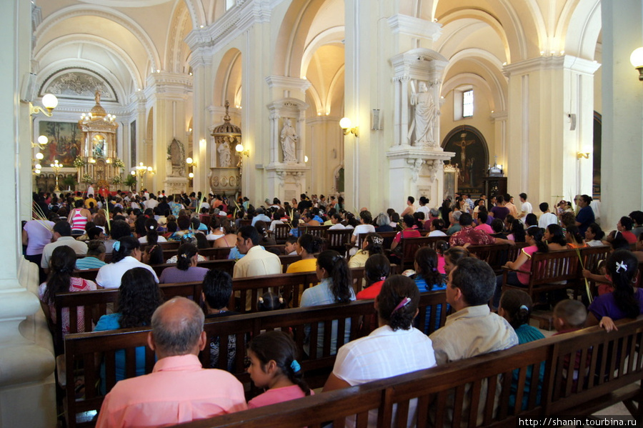Пальмовое воскресенье в соборе Успения Девы Марии в Леоне Леон, Никарагуа