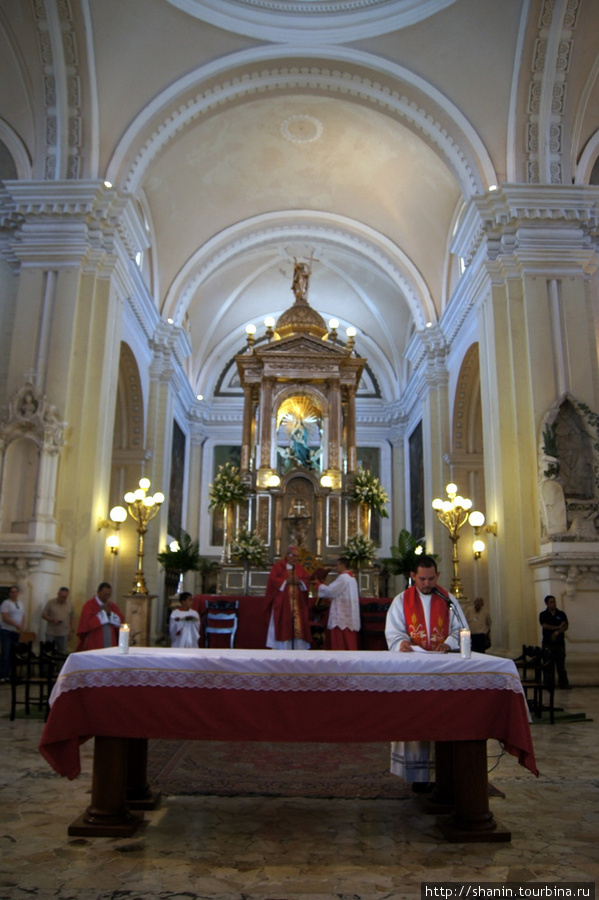 Алтарь в соборе Леон, Никарагуа