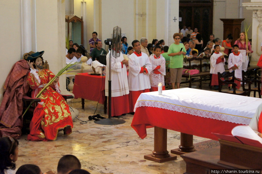 Пальмовое воскресенье в соборе Успения Девы Марии в Леоне Леон, Никарагуа