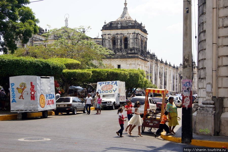 На углу центральной площади Леон, Никарагуа