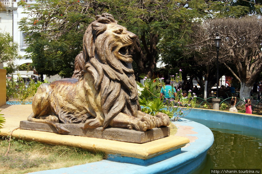 Лев на фонтане. На центральной площади в Леоне Леон, Никарагуа