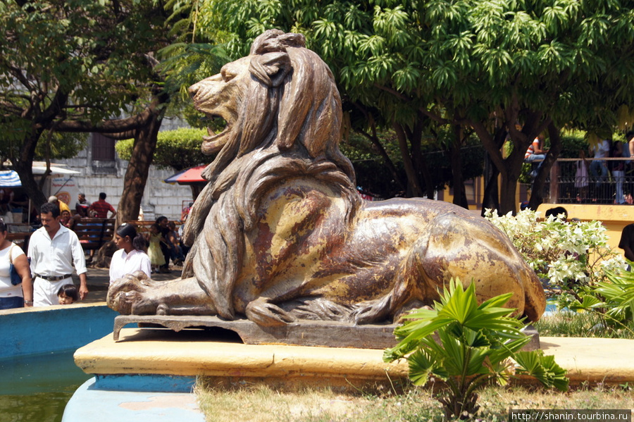 Лев. На центральной площади в Леоне