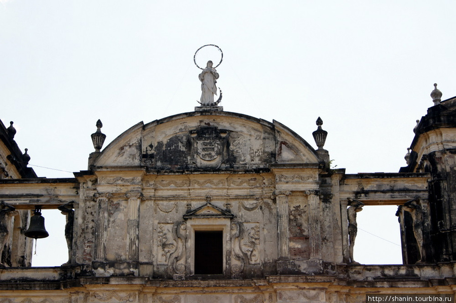 Собор Успения Девы Марии на центральной площади в Леоне Леон, Никарагуа