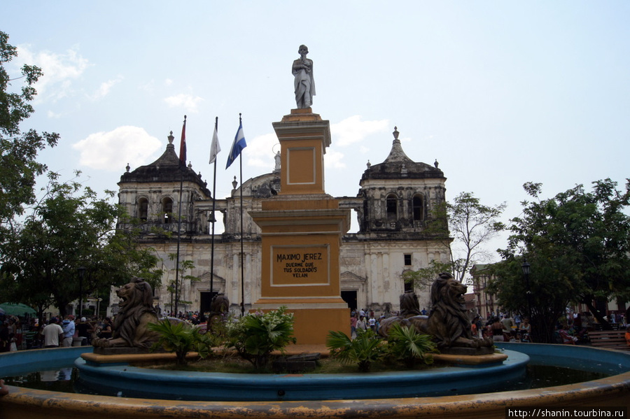 Памятник на центральной площади в Леоне Леон, Никарагуа