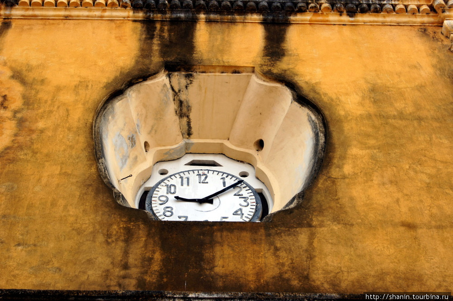 Часы на церкви Леон, Никарагуа
