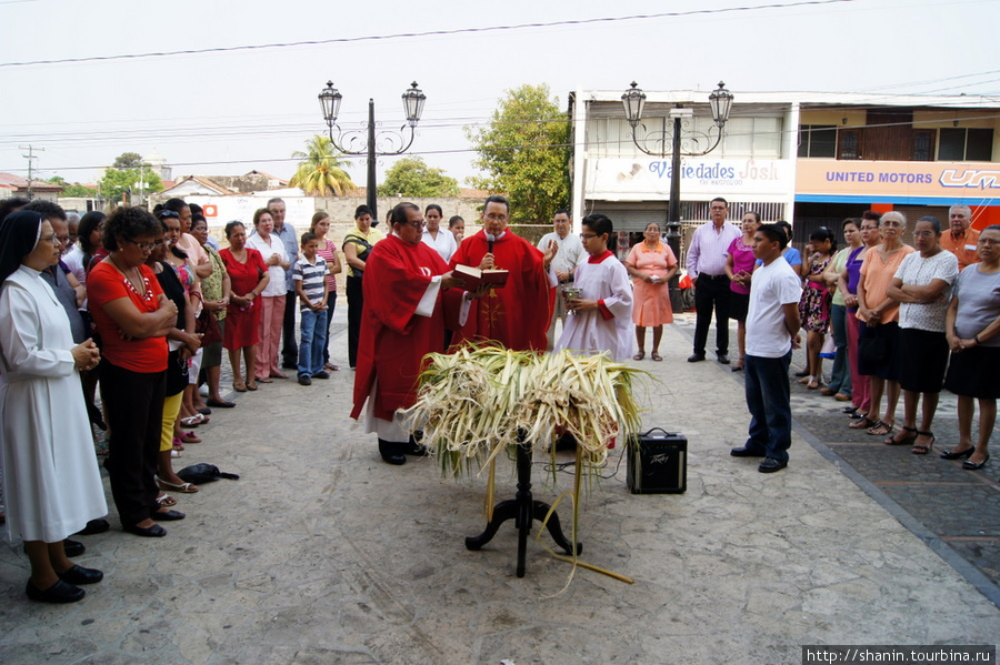 Торжественная служба на пальмовое воскресенье перед входом в церковь Леон, Никарагуа