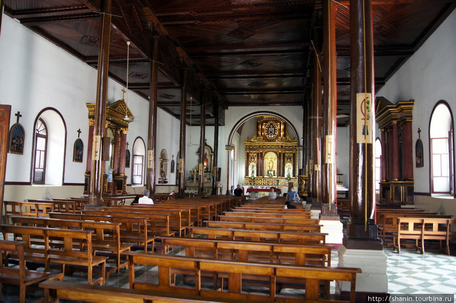 В церкви Ла Реколнесион Леон, Никарагуа