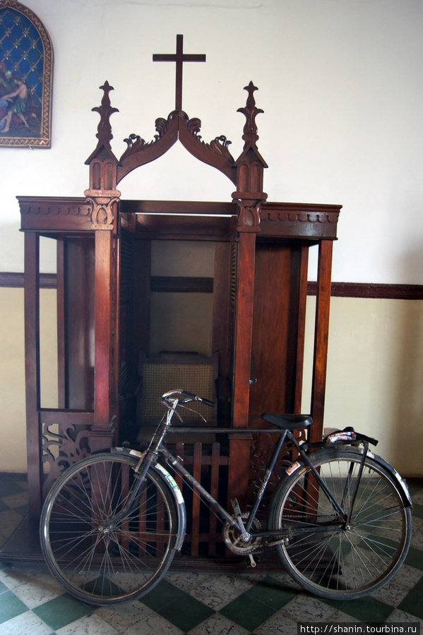 Велосипед в церкви Леон, Никарагуа