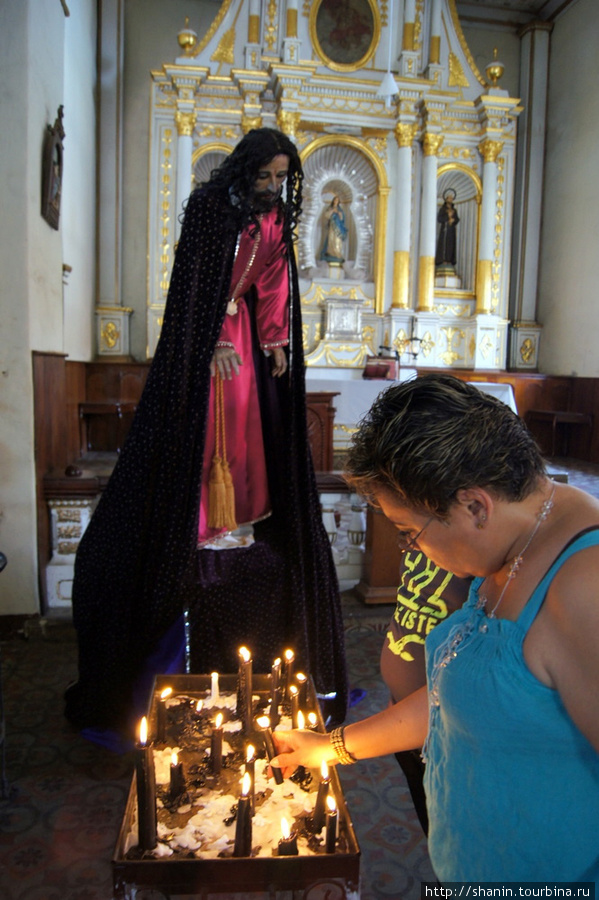 Свечи в церкви Святого Франциска в Леоне Леон, Никарагуа