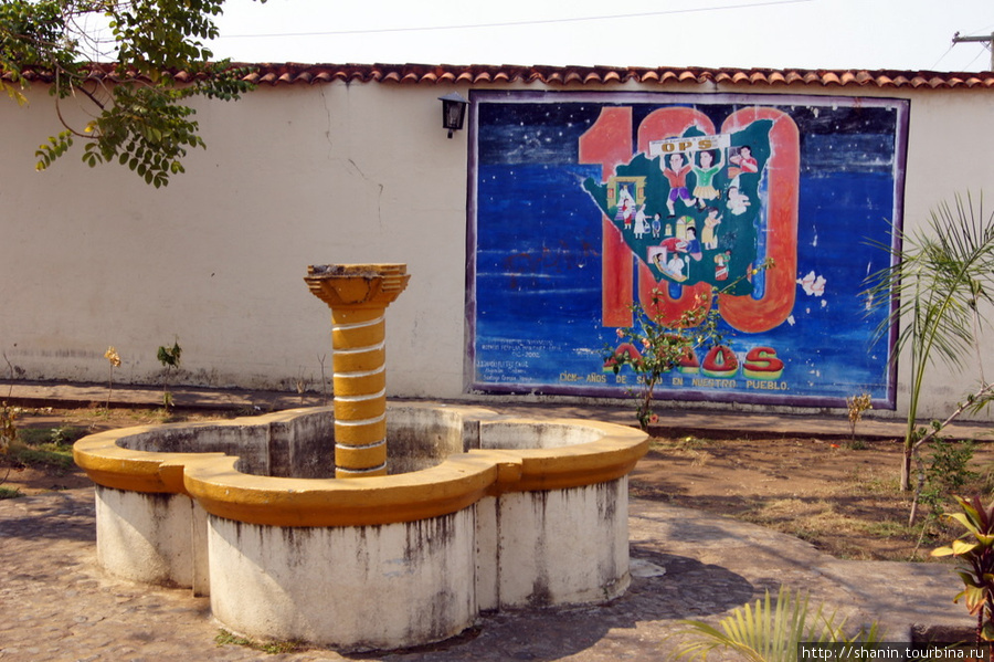 В сквере перед церковью Голгофы Леон, Никарагуа
