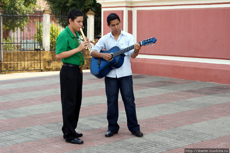 Репетиция перед выступлением в церкви Леон, Никарагуа