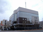 Встречаются и более скромные здания. Например, офис Сургутнефтегазбанка.