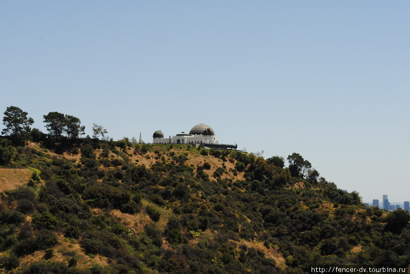 Припарковаться у обсерватории в выходной день проблематично. Приходится немного пройти в гору. Лос-Анжелес, CША