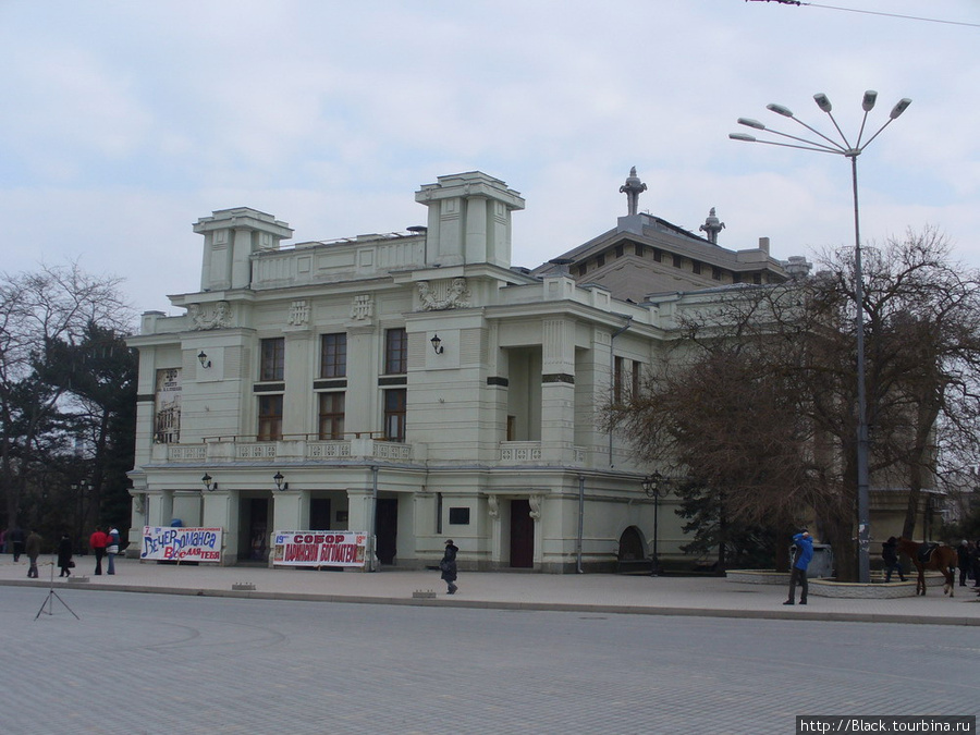 Здание театра имени Пушкина на Театральной площади Евпатория, Россия
